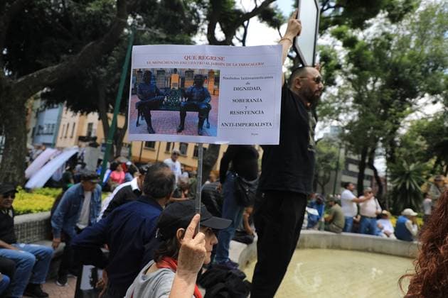 Protest Against the Removal of Statues of Cuban Revolutionary Leaders A person lifts a placard while take part during a protest against the removal of statues of Cuban revolutionary leaders Che Guevara and Fidel Castro in Tabacalera Park by CuauhtÃ moc Mayor Alessandra Rojo de la Vega. on July 20, 2025 in Mexico City, Mexico. (Photo by Ian Robles Eyepix Group) Copyright: xIanxRobles xEyepixxGroupx EL_20072025_162066JPEG