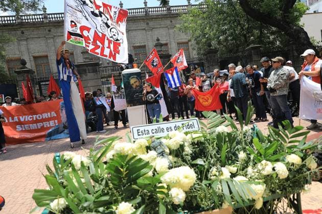 Protest Against the Removal of Statues of Cuban Revolutionary Leaders People take part during a protest against the removal of statues of Cuban revolutionary leaders Che Guevara and Fidel Castro in Tabacalera Park by CuauhtÃ moc Mayor Alessandra Rojo de la Vega. on July 20, 2025 in Mexico City, Mexico. (Photo by Ian Robles Eyepix Group) Copyright: xIanxRobles xEyepixxGroupx EL_20072025_162069JPEG