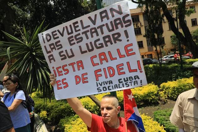 Protest Against the Removal of Statues of Cuban Revolutionary Leaders A person lifts a placard while take part during a protest against the removal of statues of Cuban revolutionary leaders Che Guevara and Fidel Castro in Tabacalera Park by CuauhtÃ moc Mayor Alessandra Rojo de la Vega. on July 20, 2025 in Mexico City, Mexico. (Photo by Ian Robles Eyepix Group) Copyright: xIanxRobles xEyepixxGroupx EL_20072025_162072JPEG