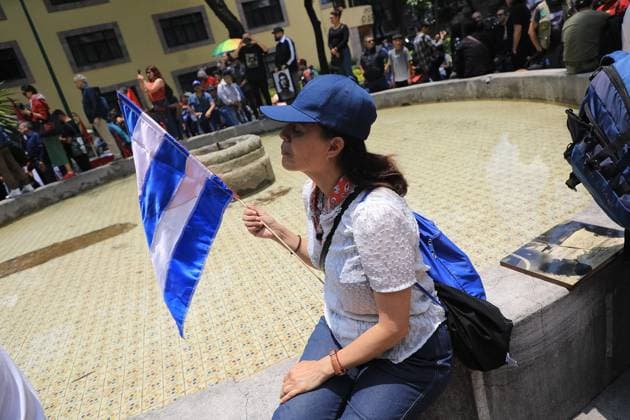 Protest Against the Removal of Statues of Cuban Revolutionary Leaders A person holds a Cuban flag while take part during a protest against the removal of statues of Cuban revolutionary leaders Che Guevara and Fidel Castro in Tabacalera Park by CuauhtÃ moc Mayor Alessandra Rojo de la Vega. on July 20, 2025 in Mexico City, Mexico. (Photo by Ian Robles Eyepix Group) Copyright: xIanxRobles xEyepixxGroupx EL_20072025_162059JPEG
