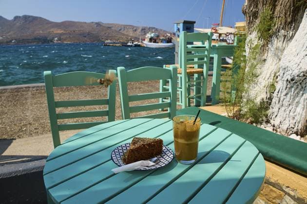 IMAGO Creative, Herbst, Reiseziel, Dodekanes, Griechische Inseln Kuchen und Kaffee auf einem grünen Tisch am Meer, entspannende Sommeratmosphäre mit klarem Himmel, Agia Marina, Leros, Dodekanes, Griechische Inseln, Griechenland Cake and coffee on a green table by the sea, relaxing summer atmosphere with clear skies, Agia Marina, Leros, Dodecanese, Greek Islands, Greece Copyright: imageBROKER RalfxAdler ibxraa14344890.jpg