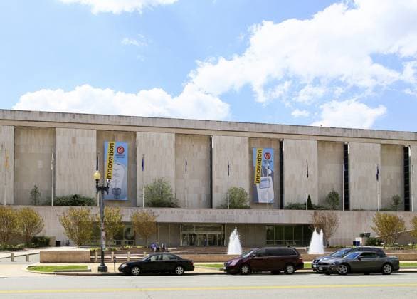 Washington DC, USA 2. Mai 2015: Eingang des National Museum of American History an der National Mall in Washington DC, Washington, USA Washington DC, USA - May 2, 2015: Entrance of the National Museum of American History on the National Mall in Washington DC, Washington, USA Copyright: imageBROKER MichaelxRosebrock ibliqx13935179.jpg