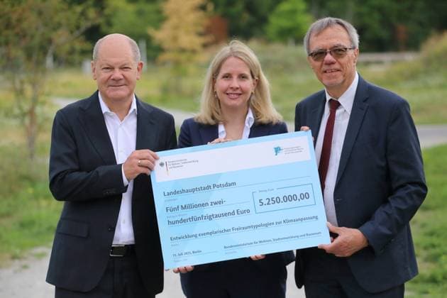 Olaf Scholz (SPD, MdB, Bundeskanzler a.D.), Verena Hubertz (SPD, Bundesbauministerin) und Burkhard Exner (SPD, Bürgermeister Potsdam), v.l., posieren mit Scheck im Rahmen der Übergabe eines Fördermittelbescheids des Bundesbauministeriums im Nuthepark in Potsdam, 21. Juli 2025. Der Park soll im Bereich der brachliegenden Fläche am Hauptbahnhof klimagerecht umgestaltet werden. Verena Hubertz übergibt Förderscheck in Potsdam *** Olaf Scholz SPD, Member of the Bundestag, former Federal Chancellor, Verena Hubertz SPD, Federal Building Minister and Burkhard Exner SPD, Mayor of Potsdam, from left, pose with the cheque during the handover of a funding decision from the Federal Building Ministry at Nuthepark in Potsdam, 21 July 2025 The park i