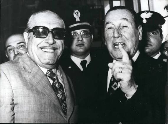 Argentinien Falklandinseln Paraguay 3. März 1973 - Argentiniens designierter Präsident wird von General Perón in Rom begrüßt. Argentiniens designierter Präsident Dr. Hector Campora (links) wird von General Juan Perón begrüßt, der ihn am Flughafen Fiumicino in Rom begrüßte, als er kürzlich ankam. General Perón, der seit 17 Jahren im Exil lebt, war von Madrid nach Rom geflogen, Dr. Campora von Buenos Aires. *** Argentina Falkland Islands Paraguay 3 March 1973 Argentina designated President will from General Perón in Rome welcomes Argentina designated President Dr Hector Campora left will from General Juan Perón welcomes, the him on Airport Fiumicino in Rome welcomed, as he recently arrived General Perón, the since 17 Years at Exil  Copyright: xUnitedxArchivesx xkpaxKeystonex 19730303_baf_k09_079 !ACHTUNG AUFNAHMEDATUM GESCHÄTZT!
