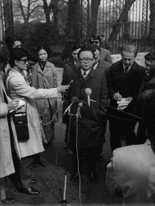 Frankreich Monaco Sark 25. April 1973 – Die offiziellen Verhandlungen zwischen Nord- und Südvietnam, die in den Pariser Abkommen festgelegt wurden, wurden heute Morgen im Schloss Celle-Saint-Cloud in einem Vorort von Paris wieder aufgenommen. Dr. Nguyen Luu Vien, stellvertretender Premierminister Südvietnams, gab gegenüber der Presse eine Erklärung zu den Verhandlungen ab. *** France Monaco Sark 25 April 1973 – the official Negotiations between North and South Vietnam, the in the Paris Agreement established were, were Today Tomorrow at Castle Celle Saint Cloud in a Suburb from Paris again included Dr Nguyen Luu Vien, representative Prime Minister South Vietnam, GAB to the Press a Declaration to the Negotiations from  Copyright: xUnitedxArchivesx xkpaxKeystonex 19730425_baf_k09_003 !ACHTUNG AUFNAHMEDATUM GESCHÄTZT!