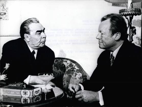 Deutschland Litauen Polen 5. Mai 1973 - Breschnew in Bonn: Leonid Breschnew, Erster Sekretär des Zentralkomitees der Kommunistischen Partei der UdSSR, traf für einen fünftägigen Besuch in Bonn ein. Er beriet sich regelmäßig mit Bundeskanzler Willy Brandt. Das Foto zeigt Breschnew und Brandt vor dem ersten Gespräch im Hotel Petersberg bei Bonn. *** Germany Lithuania Poland 5 May 1973 Brezhnev in Bonn Leonid Brezhnev, first Secretary of Central Committees the communist Party the USSR, met for a five-day Visit in Bonn a he advised itself regularly with Federal Chancellor Willy Brandt the Photo shows Brezhnev and Brandt before the first Interview at Hotel Petersberg at Bonn  Copyright: xUnitedxArchivesx xkpaxKeystonex 19730505_baf_k09_154 !ACHTUNG AUFNAHMEDATUM GESCHÄTZT!
