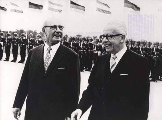 Der österreichische Politiker Franz Jonas (1899-1974) 8. Mai 1973 - Bonn, Deutschland - Der österreichische Präsident FRANZ JONAS (L) wird am Bonner Flughafen von Bundespräsident GUSTAV HEINEMANN zu einem Freundschaftsbesuch empfangen. Bonn Germany *** the Austrian Politicians Franz Jonas 1899 1974 8 May 1973 Bonn, Germany the Austrian President Franz Jonas l will on Bonner Airport from Federal President Gustav Heinemann to a Friendship visit received Bonn Germany  Copyright: xUnitedxArchivesx xkpaxKeystonex 19730508_mda_k09_146 !ACHTUNG AUFNAHMEDATUM GESCHÄTZT!