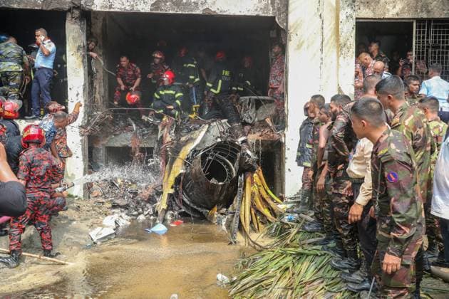 Bilder des Jahres 2025, News 07 Juli (250721) -- DHAKA, July 21, 2025 () -- Firefighters work at the site of the crash in Dhaka, Bangladesh, on July 21, 2025. At least 19 people, mostly students, were killed as a training aircraft of the Bangladesh Air Force crashed on the campus of a college here on Monday. A government statement said that over 100 people were injured in the accident. Many of the injured are in critical condition. The Inter Service Public Relations (ISPR) of the Bangladesh Army said the training aircraft crashed at around 13:30 local time. () BANGLADESH-DHAKA-TRAINING AIRCRAFT-CRASH Xinhua 