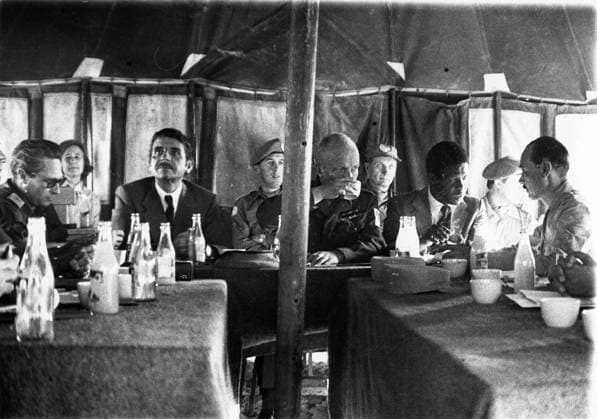 Arabisch-Israelischer Krieg 6. Oktober 1973; Kairo, Ägypten; Der Jom-Kipper-Krieg 1973 begann mit einem Überraschungsangriff Ägyptens und Syriens auf den Sinai und die Golanhöhen. Im Bild ist die israelische Delegation zu sehen, darunter General GAMAZI. Cairo Egypt *** Arabic Israeli War 6 October 1973 Cairo, Egypt the Jom Kipper War 1973 began with a Surprise attack Egypt and Syria at the Sinai and the Golan Heights at Picture is the Israeli Delegation to see, including General GAMAZI Cairo Egypt  Copyright: xUnitedxArchivesx xkpaxKeystonex 19731006_kto_k09_706 !ACHTUNG AUFNAHMEDATUM GESCHÄTZT!