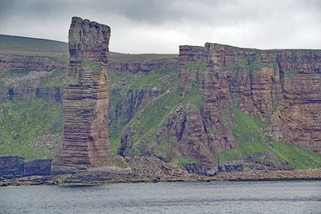 Creative Highlights World Imposante Felsformationen an einer Küstenlinie wirken dramatisch und erhaben, Old Men of Hoy, Wahrzeichen, Orkney Inseln, Schottland, Großbritannien Imposing rock formations on a coastline look dramatic and sublime, Old Men of Hoy, landmark, Orkney Islands, Scotland, Great Britain Copyright: imageBROKER ReinhardxPantke iblrpa14354921.jpg