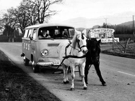 Ölkrise 1973 25. Oktober 1973 – Weilheim, Deutschland – Alternative Transportmittel: Zwei Pferde ziehen einen VW-Bus. Die Ölkrise von 1973 begann am 17. Oktober 1973, als die Mitglieder der Organisation Arabischer Erdölexportierender Länder (OER) aufgrund des anhaltenden Jom-Kippur-Krieges ankündigten, kein Öl mehr an Länder zu liefern, die Israel im Konflikt mit Syrien und Ägypten unterstützt hatten (die Vereinigten Staaten, ihre Verbündeten in Westeuropa und Japan). Weilheim England Germany *** Oil crisis 1973 25 October 1973 – Weilheim, Germany – Alternative Means of transport Two Horses pull a VW Bus the Oil crisis from 1973 began on 17 October 1973, as the Members the Organization Arabic Petroleum Exporting Countries Oer due to of c  Copyright: xUnitedxArchivesx xkpaxKeystonex 19731025_nin_k09_991 !ACHTUNG AUFNAHMEDATUM GESCHÄTZT!