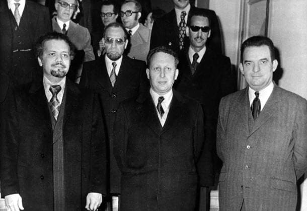 IMAGO History, Ölpreiskrise 1973 Ölkrise 1973 27. November 1973 Paris, Frankreich Die Ölkrise von 1973 begann am 17. Oktober 1973, als die Mitglieder der Organisation Arabischer Erdölexportierender Länder infolge des anhaltenden Jom-Kippur-Krieges ankündigten, sie würden kein Öl mehr an Länder liefern, die Israel im Konflikt mit Syrien und Ägypten unterstützt hatten (die Vereinigten Staaten, ihre Verbündeten in Westeuropa und Japan). Wegen der Abhängigkeit der industrialisierten Welt von Rohöl und der vorherrschenden Rolle der OPEC als globaler Lieferant hatten diese Preissteigerungen eine dramatische Inflationsrate für die Volkswirtschaften der betroffenen Länder und hemmten gleichzeitig die Wirtschaftstätigkeit. Die betroffenen Länder reagierten  Copyright: xUnitedxArchivesx xkpaxKeystonex 19731127_nin_k09_992 !ACHTUNG AUFNAHMEDATUM GESCHÄTZT!