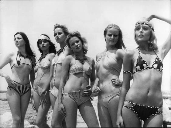 Schönheit Schönheitswettbewerbe Kleidung Kosmetik Mode Frisuren Modellieren 5. Mai 1974 – Der String ist in. Der Bikini? – Nun ja: Diese griechischen Modelle, aufgereiht aus Perlen, Muschel-Patches, Kordeln und Halsschlaufen in seltsam geometrischer Form, wurden aus der Ägäis gefischt, um den sogenannten Meerjungfrauen-Look zu präsentieren – die lokale Version des Strings, der an den Stränden von Rio de Janeiro seinen Ursprung hatte. Der letzte Schrei in Sachen Sonnen- und Bademode erobert die griechischen Strände, während die moderne Aphrodite dem Bikini allmählich abschwört. *** Beauty Beauty contests Clothing Cosmetics Fashion Hairstyles modelling 5 May 1974 – the String is in the Bikini – now Yes This Greek Models, line  Copyright: xUnitedxArchivesx xkpaxKeystonex 19740505_baf_k09_006 !ACHTUNG AUFNAHMEDATUM GESCHÄTZT!