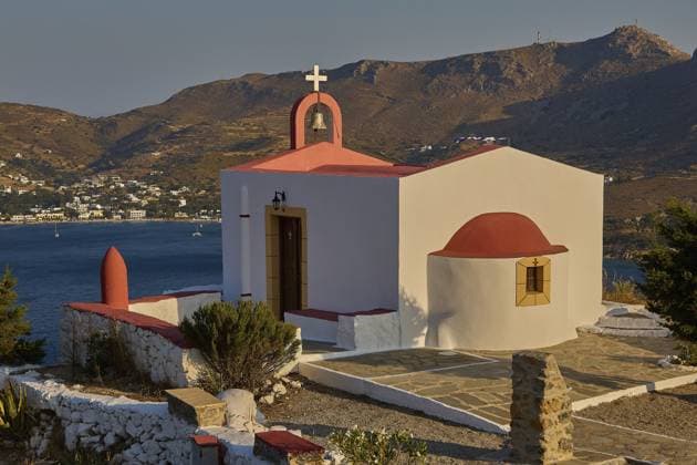 IMAGO Creative, Herbst, Reiseziel, Dodekanes, Griechische Inseln Kapelle mit rotem Dach am Meer, umgeben von Bergen und Küstenlinie, ruhige Atmosphäre, Profitis Ilias Kirche, Prophet Elias Kirche, Morgenlicht, Ormos Alintas, Agia Marina, Leros, Dodekanes, Griechische Inseln, Griechenland Chapel with red roof by the sea, surrounded by mountains and coastline, peaceful atmosphere, Profitis Ilias Church, Prophet Elias Church, morning light, Ormos Alintas, Agia Marina, Leros, Dodecanese, Greek Islands, Greece Copyright: imageBROKER RalfxAdler ibxraa14354932.jpg