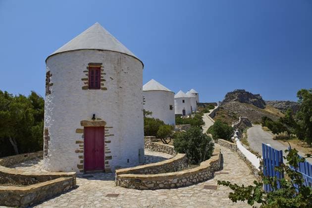 IMAGO Creative, Herbst, Reiseziel, Dodekanes, Griechische Inseln Weiß getünchte Windmühlen mit roten Türen entlang eines steinigen Wegs in der Sonne, Pandeli Castle, Burg, Leros-Festung, Johanniter-Festung, Apitiki Hügel, Pandeli-Bucht, Windmühlen, Leros, Dodekanes, Griechische Inseln, Griechenland Whitewashed windmills with red doors along a stony path in the sun, Pandeli Castle, Castle, Leros Fortress, St John s Fortress, Apitiki Hill, Pandeli Bay, Windmills, Leros, Dodecanese, Greek Islands, Greece Copyright: imageBROKER RalfxAdler ibxraa14363716.jpg