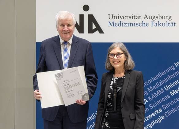 Verleihung der Ehrendoktorwürde der Medizinischen Fakultät der Universität Augsburg an Ministerpräsident a.D. Horst Seehofer, Prof. Dr. Martina Kadmon (Dekanin der Medizinischen Fakultät der Universität Augsburg), Verleihung der Ehrendoktorwürde der Medizinischen Fakultät der Universität Augsburg an Ministerpräsident a.D. Horst Seehofer *** Conferral of an honorary doctorate from the Faculty of Medicine at the University of Augsburg to former Minister President Horst Seehofer, Prof Dr Martina Kadmon Dean of the Faculty of Medicine at the University of Augsburg , Conferral of an honorary doctorate from the Faculty of Medicine at the University of Augsburg to former Minister President Horst Seehofer