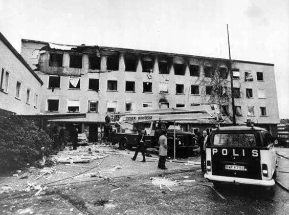 Deutschland Litauen Polen 4. April 1975 - Terroristen sprengen die Botschaft. Die westdeutsche Botschaft in Stockholm. Im Bild, nachdem sie von zwei Explosionen erschüttert wurde, als Terroristen die Botschaft besetzten und neun Menschen als Geiseln nahmen. Die Terroristen, die den Militärattache getötet hatten, hatten geschworen, sie würden das Gebäude sprengen, wenn die Polizei es stürmen würde. *** Germany Lithuania Poland 4 April 1975 Terrorists blow up the Message the West Germans Message in Stockholm at Image, after you from Two Explosions shattered was, as Terrorists the Message occupied and nine People as Hostages took the Terrorists, the the Militärattache killed had, had sworn, you Would the Building blow up, when th  Copyright: xUnitedxArchivesx xkpaxKeystonex 19750404_baf_k09_132 !ACHTUNG AUFNAHMEDATUM GESCHÄTZT!
