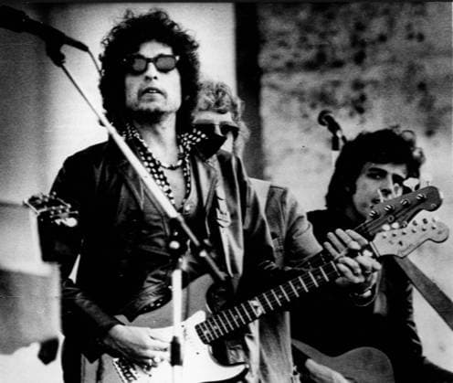 Bob Dylan erhält den Literaturnobelpreis 2016 4. Oktober 1975 - Berlin, Deutschland - Folk-Sänger BOB DYLAN tritt vor 75.000 Fans in Nürnberg bei einem Open-Air-Pop-Festival auf. Berlin Germany *** Bob Dylan receives the Nobel Prize for Literature 2016 4 October 1975 Berlin, Germany Folk Singers Bob Dylan Tritt before 75 000 Fans in Nuremberg at a Open Air Pop Festival at Berlin Germany  Copyright: xUnitedxArchivesx xkpaxKeystonex 19751004_kts_k09_247 !ACHTUNG AUFNAHMEDATUM GESCHÄTZT!