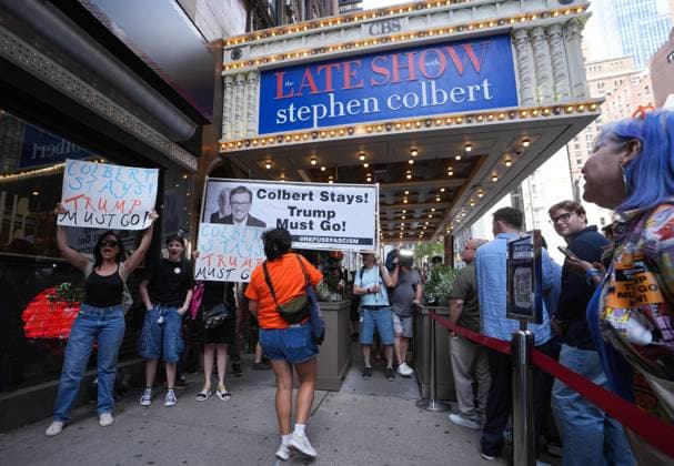 Bilder des Jahres 2025, News 07 Juli Anti-Trump protesters rally outside CBS Late Show Studio over Colbert Firing New York, USA - JULY 21: Dozens of anti-Trump protesters gathered outside the Ed Sullivan Theater, home of The Late Show with Stephen Colbert, to protest CBS’s reported decision to fire the longtime host. Demonstrators held signs and chanted in support of Colbert, blaming political pressure and criticizing the network s move as a blow to free speech and satire. The protest came shortly after rumors surfaced that Colbert’s termination was linked to his outspoken criticism of former President Donald Trump. Lokman Vural Elibol Anadolu New York United States. Editorial use only. Please get in touch for any other usage.  Copyright: x2025xAnadoluxLokmanxVuralxElibolx