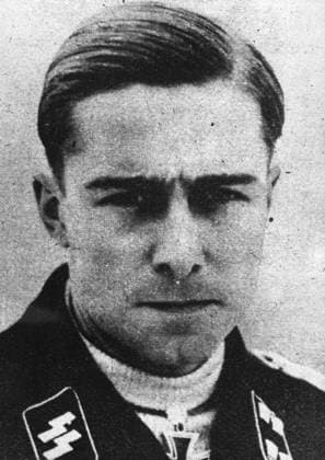 Schwarze Legion KKK Nationalsozialismus 7. Juli 1976 - ehemaliger Nazi-Kriegsverbrecher stirbt bei Hausbrand: Joachim Pei er, ein ehemaliger Oberst der SS, soll gestorben sein, als sein Haus in Traves im französischen Département Haute-Saône am Dienstagabend von einer unbekannten Gruppe niedergebrannt wurde. Am Ende des Krieges wurde Peiper beschuldigt, 71 amerikanische Kriegsgefangene während der Ardennenschlacht 1944 erschossen zu haben und wurde von einem amerikanischen Militärgericht in Dachau zum Tode verurteilt. Seine Strafe wurde später in lebenslange Haft umgewandelt, aber er wurde 1957 freigelassen. Foto zeigt: Oberst Joachim Peiper, der ermordet in seinem Haus in Traves in Frankreich aufgefunden wurde. *** Black Legion KKK  Copyright: xUnitedxArchivesx xkpaxKeystonex 19760707_baf_k09_071 !ACHTUNG AUFNAHMEDATUM GESCHÄTZT!