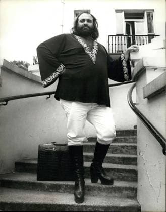 Bands Komponisten Instrumente Musiker Oper Orchester Schallplatten Sänger Songwriter Symphonien 9. Juli 1976 – Heute eingeflogen: Der internationale Popstar Demis Roussos ist heute nach London geflogen, um eine Live-Radiosendung und ein Interview mit einer Londoner Zeitung zu machen. Danach kehrt er mit dem Hubschrauber zu seinem Heimatort Frankreich zurück, wo er heute Abend ein Konzert gibt. Demis, dessen letzte Single auf Platz 3 der britischen Charts steht, hat auch vier Alben in den internationalen Charts und Großbritannien ist das letzte Land, in dem er sich noch einen Namen als internationaler Sänger machen muss. Im Anschluss an das Konzert heute Abend wird Demis Roussos auf eine ausgedehnte Tournee gehen, die ihn n  Copyright: xUnitedxArchivesx xkpaxKeystonex 19760709_baf_k09_002 !ACHTUNG AUFNAHMEDATUM GESCHÄTZT!