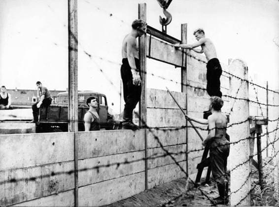 Deutschland Litauen Polen 13. August 1976 - 13.8.1976: Vor 15 Jahren wurde die Berliner Mauer gebaut. Seit 15 Jahren existiert die Berliner Mauer, die zum Symbol der Trennung zwischen Ost und West geworden ist. Am 13. August 1961 begannen Baukommandos der Nationalen Volksarmee der Deutschen Demokratischen Republik mit dem Bau der 3,50 Meter hohen Mauer (Bild), die den Ostsektor vom übrigen Teil der Stadt trennte. *** Germany Lithuania Poland 13 August 1976 13 8 1976 before 15 Years was the Berlin Wall built since 15 Years exists the Berlin Wall, the to symbol the Separation between East and WEST become is on 13 August 1961 began Building commands the National People s Army the Germans Democratic Republic with the Construction the  Copyright: xUnitedxArchivesx xkpaxKeystonex 19760813_baf_k09_001 !ACHTUNG AUFNAHMEDATUM GESCHÄTZT!
