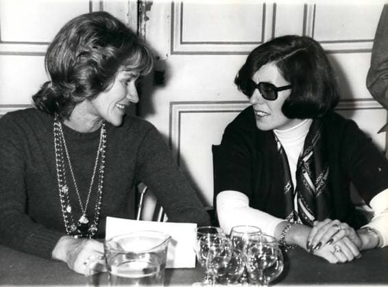 Vereinigtes Königreich Irland 11. November 1976 - Witwe des Gesandten nimmt am Londoner Friedensmarsch teil: Frau Jane Ewart-Biggs, Witwe des britischen Botschafters in Irland, der von der provisorischen IRA getötet wurde, wird am 27. November am ersten Marsch der Ulster-Friedensbewegung durch London teilnehmen. Sie war heute bei einer Pressekonferenz der Ulster Peace People s Movement im Irish Club am Easton Square, wo sie eine der beiden Anführerinnen, Frau Betty Williams, traf. Foto zeigt: Während der heutigen Pressekonferenz ist Frau Jane Ewart-Biggs (links) im Gespräch mit Frau Betty Williams zu sehen, einer der beiden Anführerinnen der Friedensbewegung. *** United Kingdom Ireland 11 November 1976 Widow of Envoys takes on London  Copyright: xUnitedxArchivesx xkpaxKeystonex 19761111_baf_k09_050 !ACHTUNG AUFNAHMEDATUM GESCHÄTZT!