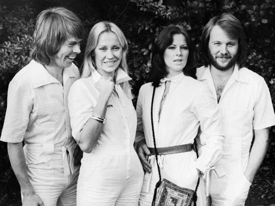 Popmusikgruppe ABBA 1972 - 1982 15. November 1976 London, England, Großbritannien Eine der dominierenden Kräfte im Bereich der Popmusik war die schwedische Gruppe ABBA, bestehend aus zwei Paaren, die zum mit Abstand erfolgreichsten Act des Jahrzehnts wurden. Im Bild: Während ihres Aufenthalts in London bei der Promotion des neuen Albums Arrival: Björn Ulvaeus, Agnetha Faltskog, Anni-Frid Lyngstad und Benny Andersson. London England UK *** Pop music group ABBA 1972 1982 15 November 1976 London, England, Great Britain a the dominant Forces at Area the Pop music was the Swedish Group ABBA, existing from Two Couples, the to with Distance most successful ACT of Decades were at Picture during their Stay in London at  Copyright: xUnitedxArchivesx xkpaxKeystonex 19761115_olc_k09_100 !ACHTUNG AUFNAHMEDATUM GESCHÄTZT!