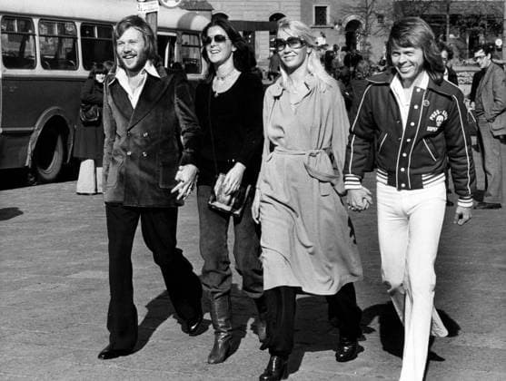 Popmusikgruppe ABBA 1972 - 1982 31. Januar 1977 - Oslo, Norwegen - Die schwedische Popgruppe ABBA startete ihre erste Live-Tournee mit einer Eröffnung in den Ekeberg Hallen in Oslo. Anschließend tourte sie nach Kopenhagen, Berlin, Amsterdam und Großbritannien, wo sie am 4. Februar in Birmingham und der Royal Albert Hall auftraten. Anschließend tourte sie weiter nach Australien. IM BILD: ABBA; BENNY ANDERSON, FRIDA LYNGSTAD, ANNA FALTSKOG und BJÖRN ULVAEUS. Oslo Norway *** Pop music group ABBA 1972 1982 31 January 1977 Oslo, Norway the Swedish Pop group ABBA launched their First Live Tour with a Opening in the Ekeberg Halls in Oslo then tour you to Copenhagen, Berlin, Amsterdam and Great Britain, where you on 4 February in Birmin  Copyright: xUnitedxArchivesx xkpaxKeystonex 19770131_mab_k09_603 !ACHTUNG AUFNAHMEDATUM GESCHÄTZT!