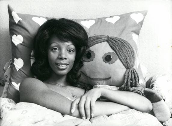 Sommer stellt im September einen neuen Rekord auf 9. September 1977 – München, Deutschland – Love to Love you Baby war der erste Riesenhit von DONNA SUMMER, für den sie zwei Goldene Schallplatten erhielt. Die Amerikanerin, hier in ihrem Bett zu Hause, lebt seit 1968 in München. Summer wird im September dieses Jahres eine neue Platte aufnehmen und hofft natürlich, dass diese genauso erfolgreich wird wie Love to Love you Baby . Munich Germany *** Summer provides at September a New Record at 9 September 1977 – Munich, Germany – Love to Love You Baby was the First Huge hit from Donna SUMMER, for the you Two Golden Records received the American, here in their Bed to Home, lives since 1968 in Munich Summer will at September This Year a  Copyright: xUnitedxArchivesx xkpaxKeystonex 19770909_baf_k09_006 !ACHTUNG AUFNAHMEDATUM GESCHÄTZT!