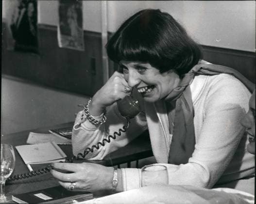 Nobelpreis 10. Oktober 1977 - Frauen in Führungspositionen der Ulster-Friedensbewegung erhalten den Friedensnobelpreis: Der Friedensnobelpreis wurde gestern an die Gründerinnen der Ulster-Friedensbewegung verliehen. Es handelt sich um Batty Williams und Mairead Corrigan, und der Preis ist mehr als 75.000 Dollar wert. Foto zeigt: Frau Betty Williams in London telefonierte gestern mit Frau Mairead Corrigan in Belfast über die Nachricht der Verleihung des Friedensnobelpreises. *** Nobel Prize 10 October 1977 Women in Management positions the Ulster Peace movement received the Nobel Peace Prize the Nobel Peace Prize was yesterday to the Gründerinnen the Ulster Peace movement awarded it trades itself at Batty Williams and Mairead Corrigan,  Copyright: xUnitedxArchivesx xkpaxKeystonex 19771010_baf_k09_063 !ACHTUNG AUFNAHMEDATUM GESCHÄTZT!