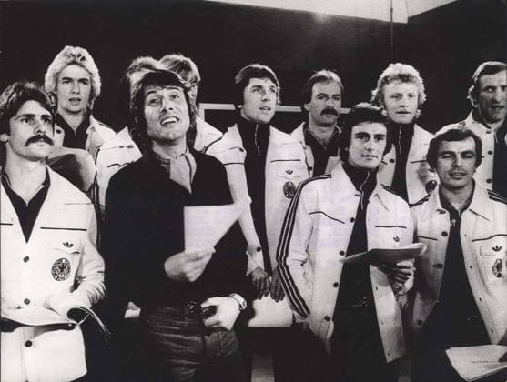 Österreichischer Komponist und Sänger Udo Jürgens 1. Januar 1978 – Berlin, Deutschland – UDO JÜRGENS und die deutschen Fußball-Nationalspieler proben das Lied Buenos Dias Argentina . Genaues Datum unbekannt. Berlin Germany *** Austrian Composer and Singers Udo Jürgens 1 January 1978 – Berlin, Germany – Udo Jürgens and the Germans Football National players Samples the Song Buenos Dias Argentina exact Date unknown Berlin Germany  Copyright: xUnitedxArchivesx xkpaxKeystonex 19780101_slf_k09_005 !ACHTUNG AUFNAHMEDATUM GESCHÄTZT!