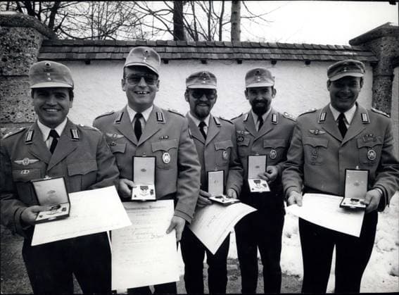 Italien San Marino 17. Januar 1978 - Verdienstmedaillen für bayerische Soldaten. Am 17. Januar 1978 erhielt das Gebirgspionierbataillon 8 in Brannenburg (BRD) die Recompense al Merito Civile (Verdienstmedaille) vom italienischen Innenminister Francesco Cossiga. Er überreichte die Medaillen an fünf Offiziere, die ihre Soldaten vertraten. 1976 halfen diese Soldaten im Erdbebengebiet von Friaul in Italien, wo damals 1000 Menschen ihr Leben verloren und 100 Dörfer durch ein Erdbeben zerstört wurden. Vier Wochen lang halfen die Soldaten, Menschen zu retten und die Straßen zu räumen. Das Foto zeigt die fünf Offiziere, die die Auszeichnungen als Stellvertreter für ihre Soldaten erhielten. Oberstleutnant Sigurd Drossart, Hauptmann Gerhard Schae  Copyright: xUnitedxArchivesx xkpaxKeystonex 19780117_baf_k09_003 !ACHTUNG AUFNAHMEDATUM GESCHÄTZT!