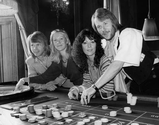 ABBA 17. Februar 1978 – Brighton, Großbritannien – In den 1970er Jahren war die schwedische Gruppe ABBA eine der dominierenden Kräfte in der Popmusik. Die aus zwei Paaren bestehende Band entwickelte sich zum mit Abstand erfolgreichsten Act des Jahrzehnts und galt sogar als eines der größten Phänomene des gesamten Jahrhunderts. Mit zunehmender Popularität tourten sie durch Europa, Australien und Nordamerika. Im Bild: Posiert an einem Roulettetisch im Crockfords Club während einer Pressekonferenz zu ihrem Film; Björn Ulvaeus, Agnetha Faltskog, Anni-Frid Lyngstad und Benny Andersson Brighton UK *** ABBA 17 February 1978 – Brighton, Great Britain – in the 1970s Years was the Swedish Group ABBA a the dominant Forces in the Pop music the fro  Copyright: xUnitedxArchivesx xkpaxKeystonex 19780217_olc_k09_103 !ACHTUNG AUFNAHMEDATUM GESCHÄTZT!