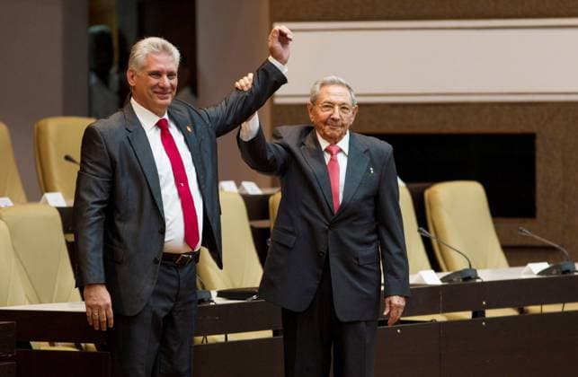 Miguel Diaz-Canel, le successeur de Raul Castro à la présidence de Cuba, a été élu par les députés par 603 voix sur 604. Le 19 avril 2018 Newly elected Cuban President Miguel Diaz-Canel (L) reacts as former Cuban President Raul Castro raises his hand during the National Assembly in Havana, Cuba, April 19, 2018. La Havane Cuba *** Miguel Diaz Canel, Raul Castros successor as President of Cuba, was elected by deputies by 603 votes out of 604 April 19, 2018 Newly elected Cuban President Miguel Diaz Canel L reacts as former Cuban President Raul Castro raises his hand during the National Assembly in Havana, Cuba, April 19, 2018 Havana Cuba  Copyright: xACNxviaxBestimagexACNxviaxBestimagex
