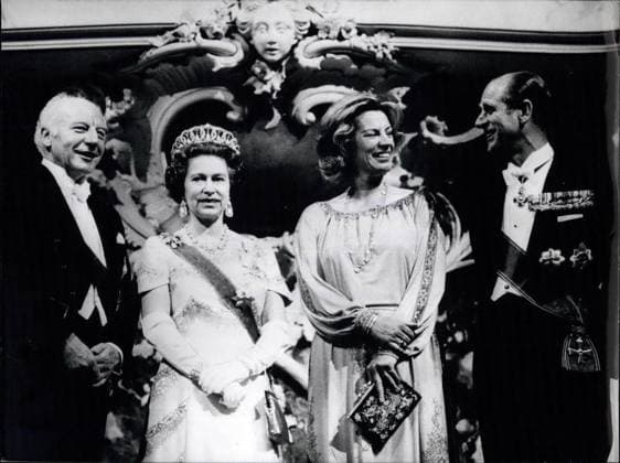 Britische Royals besuchen Deutschland 26. Mai 1978 - Bonn, Deutschland - Auf Einladung von Bundespräsident WALTER SCHEEL (links) statten Ihre Majestät Königin Elisabeth II. (zweite von links) und Prinz Philip, Herzog von Edinburgh, vom 22. bis 26. Mai der Bundesrepublik Deutschland und West-Berlin einen Staatsbesuch ab. Anlässlich eines Abendessens im Schloss Augustusburg in Brühl (bei Bonn) sind sie in Abendgarderobe abgebildet, von links nach rechts: Bundespräsident Scheel, Ihre Majestät die Königin, Frau Dr. Mildred Wirtz-Scheel und Prinz Philip. Bonn Germany *** British Royals visit Germany 26 May 1978 Bonn, Germany at Invitation from Federal President Walter Scheel left equip their Your Majesty Queen Elisabeth II Second from left an  Copyright: xUnitedxArchivesx xkpaxKeystonex 19780526_baf_k09_001 !ACHTUNG AUFNAHMEDATUM GESCHÄTZT!