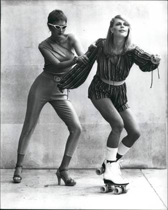 Schönheit Schönheitswettbewerbe Kleidung Kosmetik Mode Frisuren Modellieren 10. Oktober 1978 - Crosbys Punk-Weihnachten: Denise Crosby, 20, die gestern nach London flog, um Kleidung zu präsentieren, hätte ihrem berühmten verstorbenen Großvater Bing sicherlich Grund zum Stöhnen gegeben, denn sie plant, eine Punk-Version von White Christmas zu singen und in London Schlittschuh zu laufen. Nach ihrem London-Besuch plant sie, nach Paris und dann nach Deutschland weiterzureisen. Foto zeigt: Denise Crosby heute Morgen mit ihrer Freundin Candy Moore vor ihrem Hotel gesehen. D konnte ihre Schlittschuhe wegen eines verstauchten Knöchels nicht tragen. *** Beauty Beauty contests Clothing Cosmetics Fashion Hairstyles modelling 10 October  Copyright: xUnitedxArchivesx xkpaxKeystonex 19781010_baf_k09_031 !ACHTUNG AUFNAHMEDATUM GESCHÄTZT!