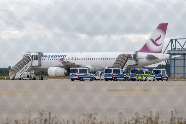 Schkeuditz - Nächste Abschiebung vom Flughafen Leipzig Halle: Ferienflieger bringt Flüchtlinge zurück in den Irak 22.07.2025 gegen 11 Uhr Schkeuditz, Flughafen Leipzig Halle Der nächste Abschiebeflug ist am Dienstagvormittag vom Flughafen Leipzig Halle gestartet. Nach bisher unbestätigten Informationen ist am Vormittag ein Flugzeug der türkischen Ferienflug-Gesellschaft Freebird in Richtung irakische Hauptstadt Bagdad abgehoben. An Bord sollen mehrere Dutzend Flüchtlinge sein, die keinen gültigen Aufenthaltsstatus in Deutschland haben. Darunter zahlreiche illegale Migranten aus Sachsen, Sachsen-Anhalt und Thüringen sowie aus Niedersachsen. Mehrere Polizeikräfte brachten die Personen am Morgen an den Flughafen. Das Flugzeug mit de Copyright: xEHLxMedia Erik-HolmxLanghofx 20250722_abschiebeflug-irak-leipzig-2_3