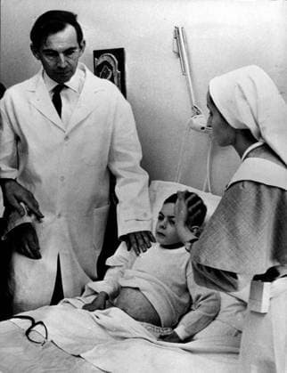 Prof. Christian Barnard 18. Mai 1979; Rom, Italien; Der Herzchirurg Christian Barnard kam nach Rom, um auf Bitten der italienischen Schauspielerin Sophia Loren einige herzkranke Kinder zu untersuchen. Loren traf die Kinder, weinte mit ihren Eltern und schrieb Barnard mit der Bitte um Hilfe. Das Bild zeigt Prof. Chris Barnard, wie er heute, unmittelbar nach seiner Ankunft in Rom, den Jungen Paolo Fiocca, der wegen seines blauen Blutes litt, in den Moscati-Kliniken besucht. Rome Italy *** Prof Christian Barnard 18 May 1979 Rome, Italy the Heart surgeon Christian Barnard came to Rome, at at please the Italian Actress Sophia Loren some herzkranke Children to Investigate Loren met the Children, cried with their Parents and wrote Barnard  Copyright: xUnitedxArchivesx xkpaxKeystonex 19790518_mab_k09_846 !ACHTUNG AUFNAHMEDATUM GESCHÄTZT!