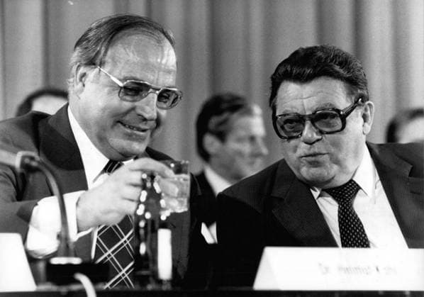 Bewegungen Organisationen 29. September 1979 - CSU-Parteitag in München-Westdeutschland: Der Parteitag der Christlich Sozialen Union fand am 28. und 29. September 1979 in München-Westdeutschland statt. Das Treffen erregte besonderes nationales und internationales Interesse, da der Vorsitzende dieser Partei, Franz Josef Strauß, nach einer dramatischen Konfrontation innerhalb der CDU CSU-Schwesterparteien als gemeinsamer Kanzlerkandidat für die kommende Wahl im Herbst 1980 nominiert wurde. Auf dem Münchner Parteitag wurde Franz Josef Strauß mit einer überwältigenden Mehrheit (857 von 866 gültigen Stimmen) als Vorsitzender der CSU wiedergewählt. Das Foto zeigt CDU-Vorsitzenden Halmut Kohl (links), der prominenter Gast auf dem CSU-Parteitag i  Copyright: xUnitedxArchivesx xkpaxKeystonex 19790929_sha_k09_483 !ACHTUNG AUFNAHMEDATUM GESCHÄTZT!