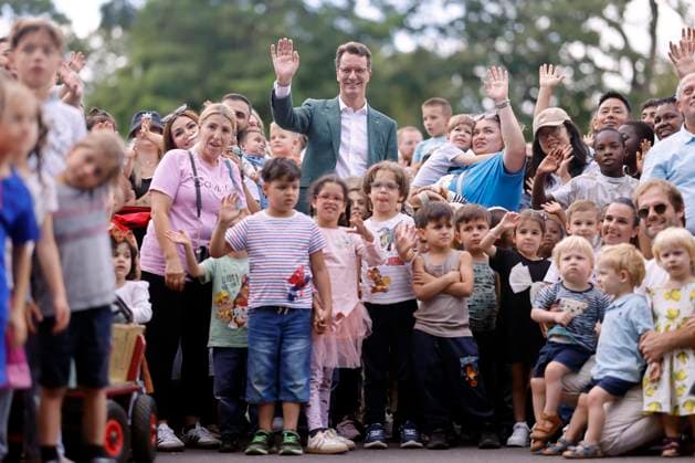 NRW-Ministerpräsident Hendrik Wüst (CDU) trifft Ehrenpatenkinder und ihren Familien bei der 165-Jahr-Feier des Kölner Zoos mit Richtfest der neuen Giraffenanlage. Für alle in Nordrhein-Westfalen geborenen Mehrlingskinder übernimmt der Ministerpräsident des Landes Nordrhein-Westfalen seit 2019 die Ehrenpatenschaft. Köln, 22.07.2025 NRW Deutschland *** NRW Minister President Hendrik Wüst CDU meets honorary godchildren and their families at the 165th anniversary celebrations of Cologne Zoo with topping-out ceremony for the new giraffe enclosure Since 2019, the Minister President of the State of North Rhine-Westphalia has assumed the honorary godparenthood for all multiple birth children born in North Rhine-Westphalia Cologne, 22 07 2025 Copyright: xChristophxHardtx