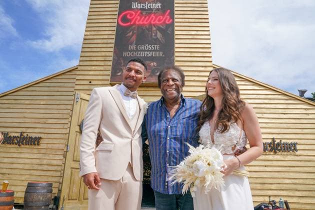Bilder des Jahres 2025, Entertainment 07 Juli Parookaville, Deutschland, Europa, Warsteiner Church, Festival-Hochzeit, Roberto Blanco, Trauzeuge, Brautpaar, multikulturell, Schlagerlegende, Ein bisschen Spaß muss sein, 88 Jahre, Lächeln, Sommerhochzeit, Bierfass, Blumenstrauß, Hochzeitskleid, cremefarbener Anzug, Entertainer, Generation Kult, Festivalambiente, größte Hochzeitsfeier, Retro-Charme, Medienikone, Lebensfreude, Popkultur, Warsteiner, Bühnenikone. *** Parookaville, Germany, Europe, Warsteiner Church, festival wedding, Roberto Blanco, best man, bridal couple, multicultural, pop legend, a bit of fun is a must, 88 years, smile, summer wedding, beer barrel, bouquet of flowers, wedding dress, cream-colored suit, entertainer, generation cult, festival ambience, big Copyright: xJOERANxSTEINSIEKx