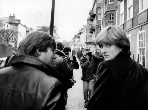 Lady Diana Spencer 13. November 1980; London, England, Vereinigtes Königreich; DIANA SPENCER, 19, nach dem Verlassen ihrer Wohnung, umgeben von Pressevertretern. . London England UK *** Lady Diana Spencer 13 November 1980 London, England, United Kingdom Diana SPENCER, 19, to the leave their Apartment, surrounded from Press representatives London England UK  Copyright: xUnitedxArchivesx xkpaxKeystonex 19801113_chr_k09_679 !ACHTUNG AUFNAHMEDATUM GESCHÄTZT!