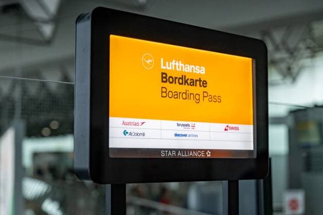 Digitale Anzeige für Lufthansa-Bordkarten Flughafen Frankfurt 22.07.25, Frankfurt: Symbolfoto, Illustrationsbild, Symbolbild, Illustrationsfoto, Alltagsszene Detailaufnahme eines digitalen Anzeigedisplays im Flughafen Frankfurt mit dem Hinweis auf die Bordkartenkontrolle der Lufthansa und ihrer Partner-Airlines innerhalb der Star Alliance. Die Anzeige zeigt Logos von Austrian, Brussels Airlines, SWISS, Air Dolomiti, Discover Airlines und anderen Partnern. Das Bild steht symbolisch für moderne Reiseabwicklung, digitale Prozesse im Luftverkehr und internationale Kooperation im Airline-Verbund. Frankfurt Hessen Deutschland *** Digital display for Lufthansa boarding passes Frankfurt Airport 22 07 25, Frankfurt Symbol photo, illustratio Copyright: xW2Artx xThorstenxWagnerx