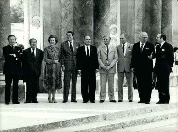 US-Politik Regierung 6. Juni 1982 - von links nach rechts: Gaston Thorn, der japanische Premierminister Suzuki, die britische Premierministerin Margaret Thatcher, der amerikanische Präsident Ronald Reagan, der französische Präsident Francois Mitterand, der deutsche Bundeskanzler Helmuth Schmidt, der kanadische Premierminister Trudeau und der italienische Präsident Spadolini. *** US politics Government 6 June 1982 from left to right Gaston Thorn, the Japanese Prime Minister Suzuki, the British Prime Minister Margaret Thatcher, the American President Ronald Reagan, the French President Francois Mitterand, the German Federal Chancellor Helmuth Schmidt, the Canadian Prime Minister Trudeau and the Italian President Spadolini  Copyright: xUnitedxArchivesx xkpaxKeystonex 19820606_baf_k09_005 !ACHTUNG AUFNAHMEDATUM GESCHÄTZT!