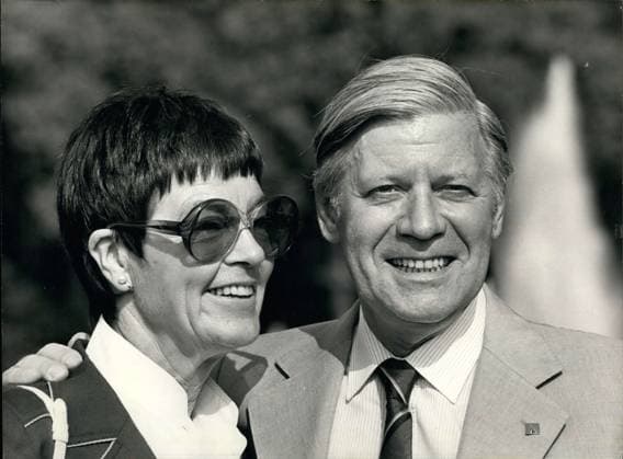 Deutschland Litauen Polen 6. Juni 1982 - Helmut Schmit & Frau während des Gipfeltreffens in Versailles fotografiert *** Germany Lithuania Poland 6 June 1982 Helmut Schmit Woman during of Summit meeting in Versailles photographed  Copyright: xUnitedxArchivesx xkpaxKeystonex 19820606_baf_k09_006 !ACHTUNG AUFNAHMEDATUM GESCHÄTZT!