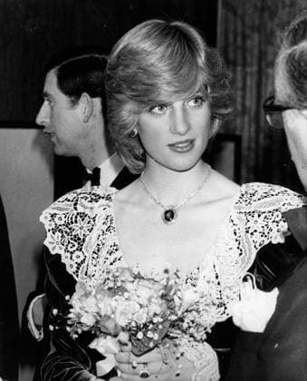 Prinz und Prinzessin in London 28. Juli 1983 London, England, Vereinigtes Königreich LADY DIANA SPENCER und ihr Ehemann, PRINZ CHARLES, links im Hintergrund, bei einer Galaveranstaltung, bei der Prinzessin Diana ein blaues Samtkleid mit tiefem Ausschnitt trug. London England United Kingdom *** Prinz and Princess in London 28 July 1983 London, England, United Kingdom Lady Diana Spencer and their Husband, Prinz CHARLES, left at Background, at a Gala event, at the Princess Diana a Blue Velvet dress with deep Extract carried London England United Kingdom  Copyright: xUnitedxArchivesx xkpaxKeystonex 19830728_rle_k09_197 !ACHTUNG AUFNAHMEDATUM GESCHÄTZT!