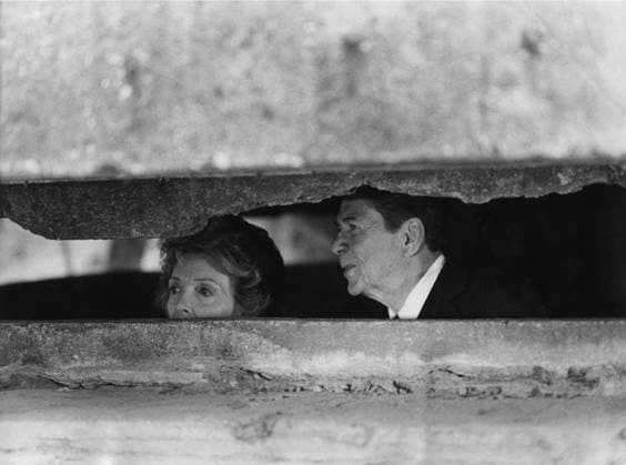 Nancy Davis Reagan 1921–2016 First Lady 7. März 2016 – Washington, District of Columbia, USA – NANCY REAGAN, Ronald Reagans Witwe und First Lady von 1981 bis 1989, ist im Alter von 94 Jahren gestorben. Todesursache war Herzinsuffizienz. IM BILD: 7. Mai 1984 – Normandie, Frankreich – RONALD WILSON REAGAN mit seiner Frau NANCY REAGAN in Pointe du Hoc in einem deutschen Kriegsbunker aus dem Zweiten Weltkrieg zum 40. Jahrestag des Debarquement de Normandie . Normandy California France *** Nancy Davis Reagan 1921-2016 First Lady 7 March 2016 – Washington, District of Columbia, USA – Nancy REAGAN, Ronald Reagan Widow and First Lady from 1981 to 1989, is at Age from 94 Years Died Cause of death was Heart failure at Picture 7 May 1984 – Nor  Copyright: xUnitedxArchivesx xkpaxKeystonex 19840507_rea_k09_777 !ACHTUNG AUFNAHMEDATUM GESCHÄTZT!