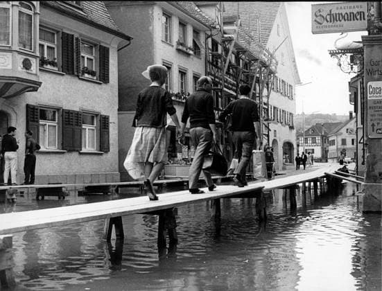 NATURKATASTROPHEN: Bodensee-Hochwasser 1. Januar 1999 - Zürich, Schweiz - Archivfoto: ca. 1990er Jahre. Ein Bild während des Bodenseehochwassers. Zurich Switzerland *** Natural disasters Lake Constance Flood 1 January 1999 Zurich, Switzerland Archive photo Ca 1990s Years a Picture during of Lake Constance floods Zurich Switzerland  Copyright: xUnitedxArchivesx xkpaxKeystonex 19990101_jej_k09_150 !ACHTUNG AUFNAHMEDATUM GESCHÄTZT!