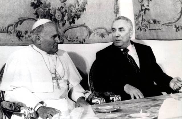 Papst geht nach Hause 2. Juni 1979 - Warschau, Polen - Papst Johannes Paul II. besucht den polnischen kommunistischen Führer EDWARD GIEREK im Belvedere am ersten Tag eines neuntägigen Besuchs in seiner Heimat. Warsaw Poland *** Pope goes to House 2 June 1979 Warsaw, Poland Pope John Paul II visits the Polish communist Guide Edward Gierek at Belvedere on first Day one nine days Visit in its Home Warsaw Poland  Copyright: xUnitedxArchivesx xkpaxKeystonex 20040818_kri_k09_046 !ACHTUNG AUFNAHMEDATUM GESCHÄTZT!